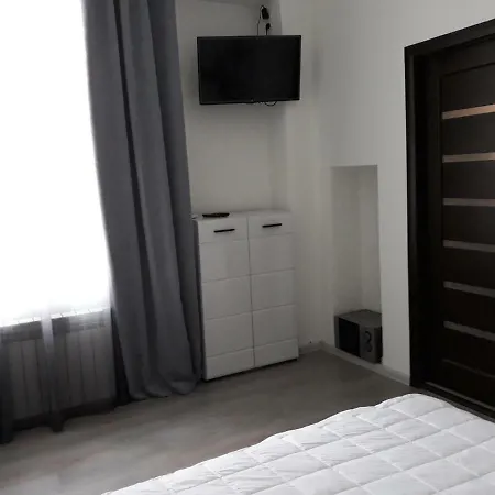 в центрі на куліша з двома спальнями Львів